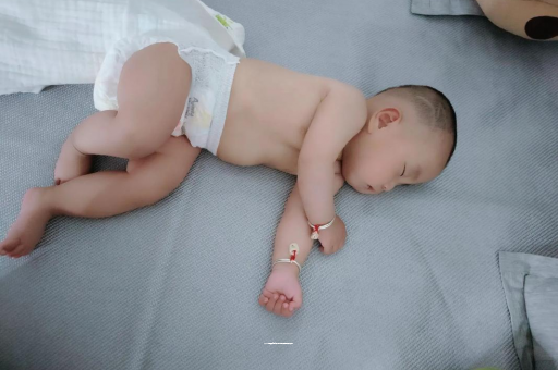 蓬莱宝宝睡觉爱翻身